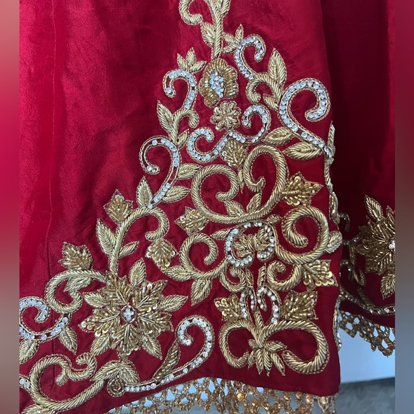 Bridal hand embroidered Lehenga set - Picture 12 of 15